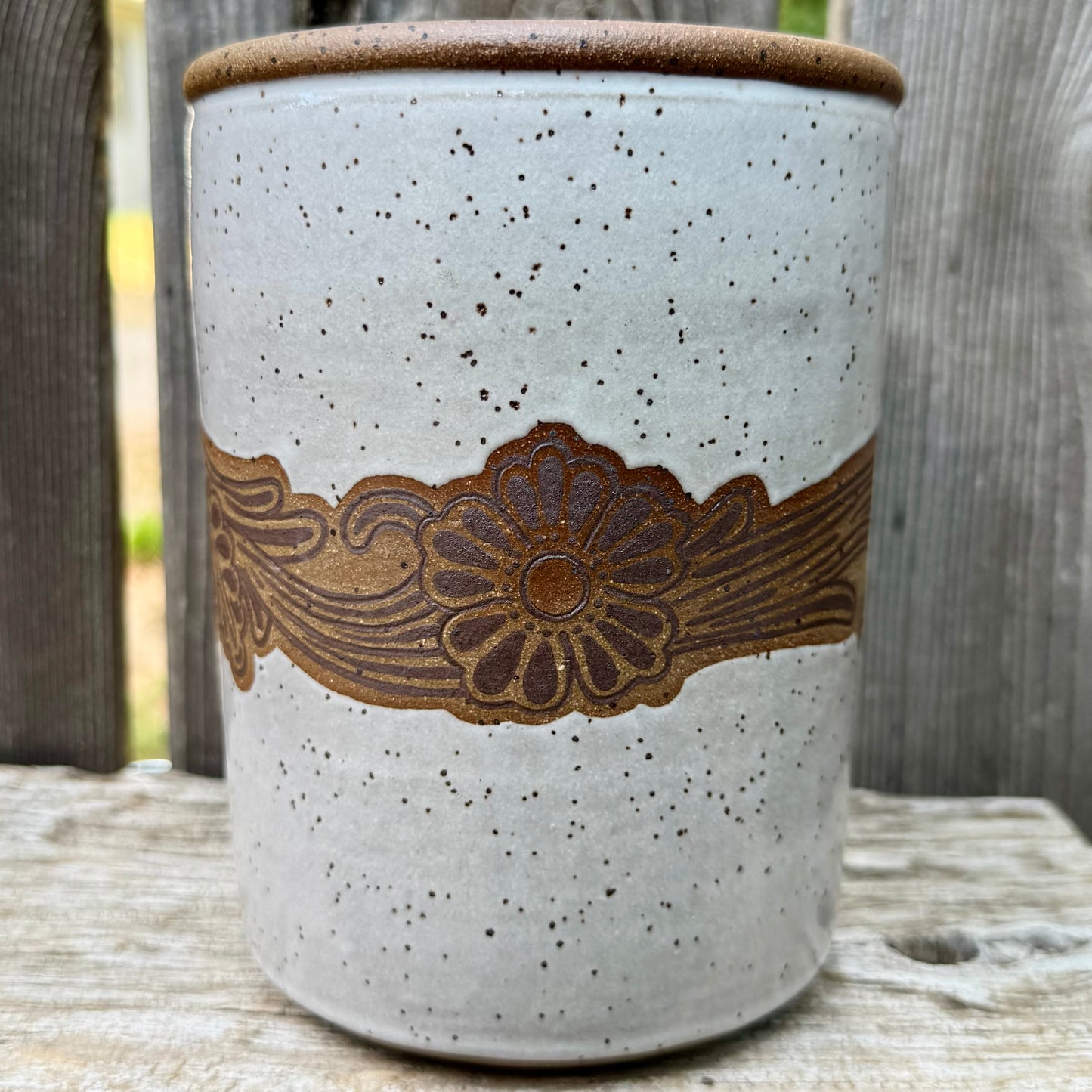 2026 UTENSIL HOLDER #4 - White Laramie Flower