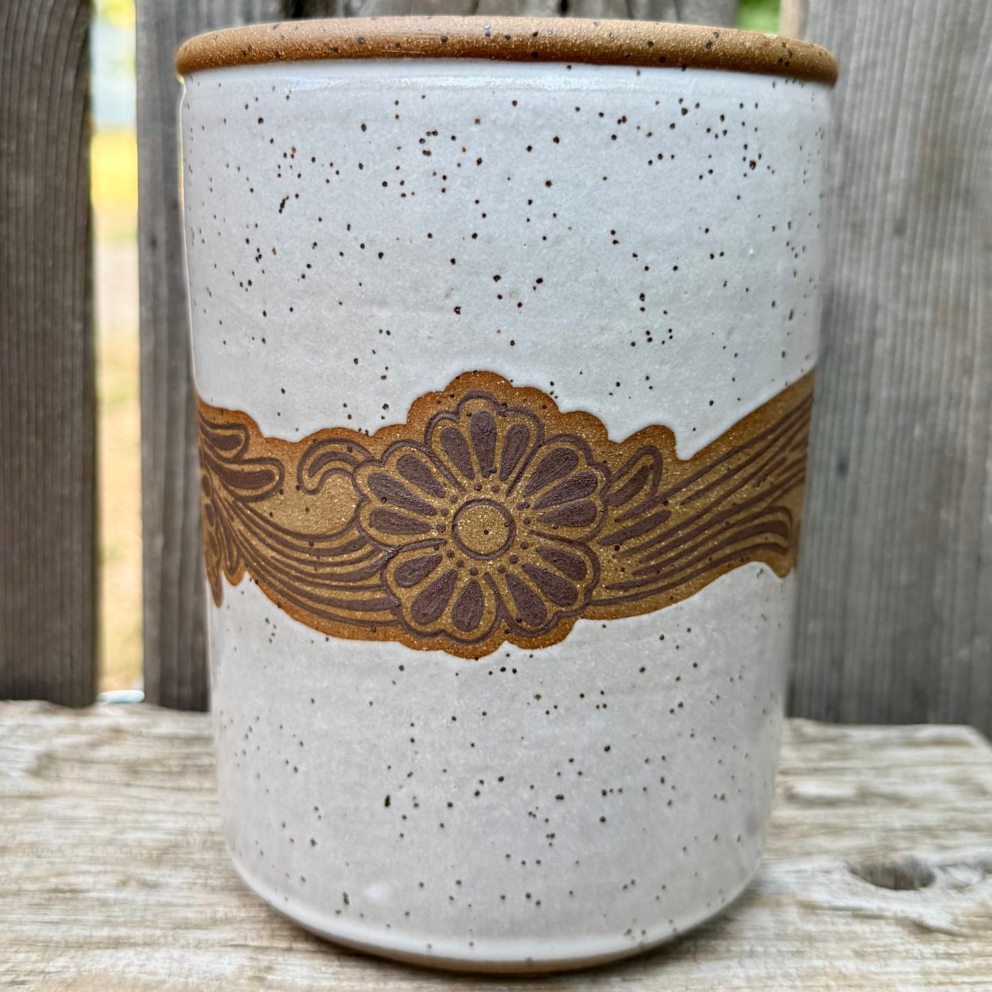 2026 UTENSIL HOLDER #4 - White Laramie Flower