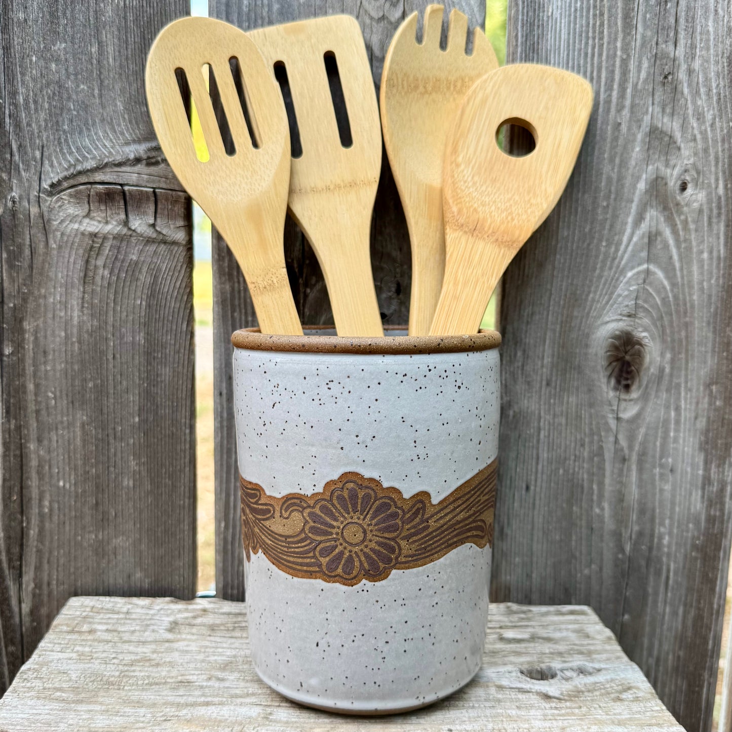 2026 UTENSIL HOLDER #4 - White Laramie Flower
